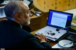 صالحی چه کتابی می‌خواند؟/ عکس