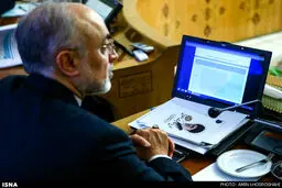 صالحی چه کتابی می‌خواند؟/ عکس