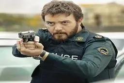 کامبیز دیرباز در نمایی از سریال میکائیل