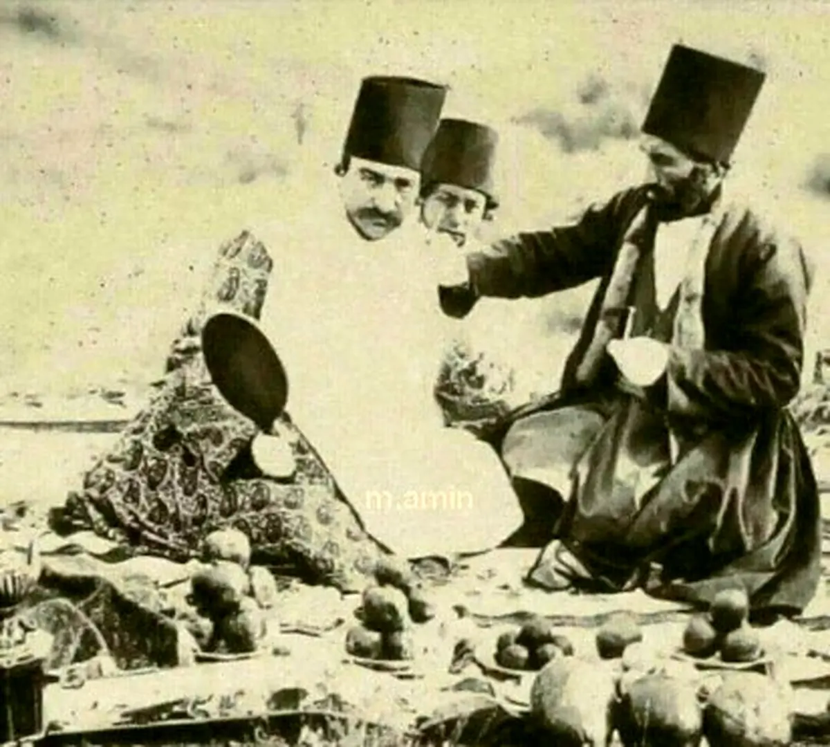 ناصرالدین شاه و آرایشگر مخصوصش!/عکس