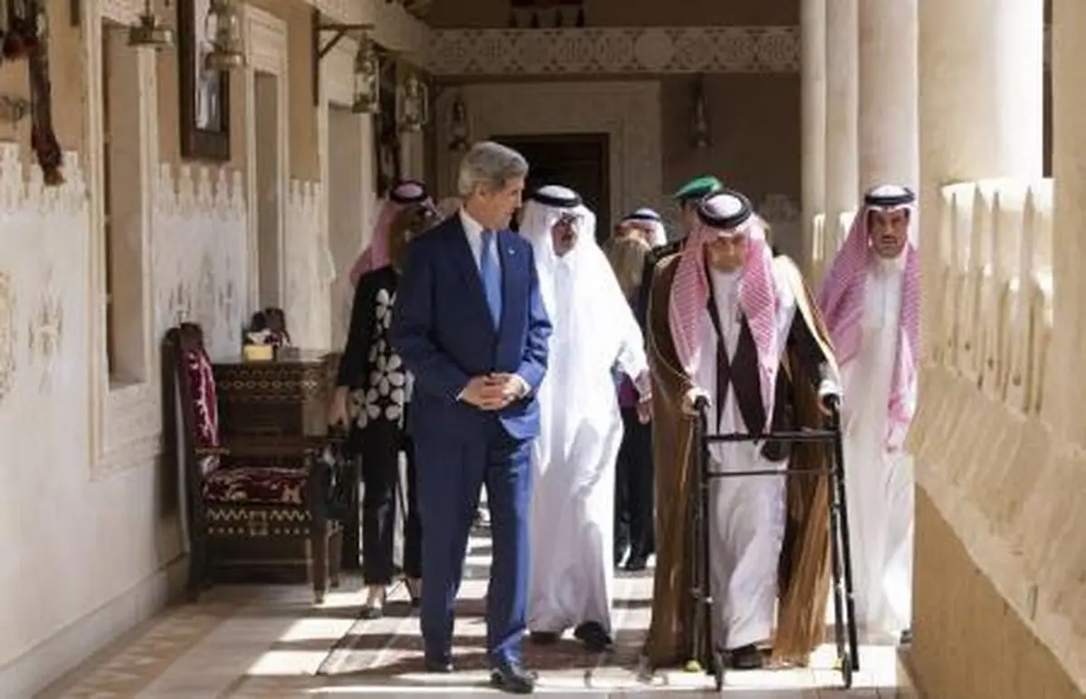 سعود الفیصل دست به واکر شد/عكس