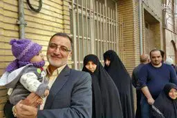 نماینده دلواپس در صف رای / عکس