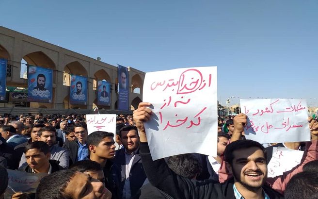 عکس / دستنوشته ای برای روحانی در سخنرانی دیروزش!
