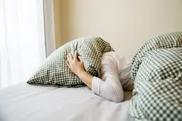 10 خوراکی خواب آور/ با خوردن این خوراکی‌ها به راحتی بخوابید + جدول