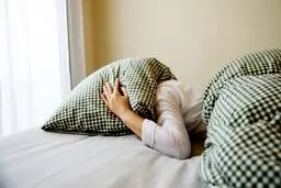 10 خوراکی خواب آور/ با خوردن این خوراکی‌ها به راحتی بخوابید + جدول