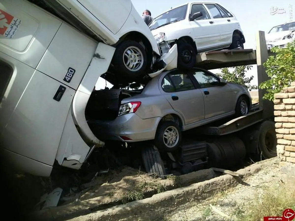 واژگونی تریلی حامل خودروهای صفر/ عکس