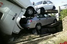 واژگونی تریلی حامل خودروهای صفر/ عکس