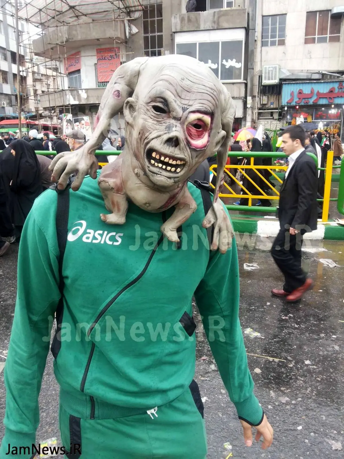 چهره یک شیطان پرست در راهپیمایی امروز! +عکس