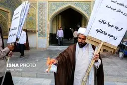 سوزاندن نمادین دلار در حاشیه تجمع اعتراضی روحانیون علیه مشکلات اقتصادی در مدرسه فیضیه قم/عکس