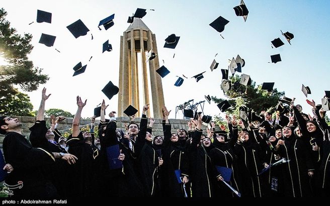 تصاویری از جشن فارغ التحصیلی پزشکان در کنار مقبره ابوعلی سینا