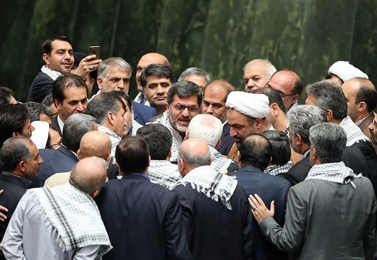 کی بود؟ کی بود؟ من نبودم/ نمایندگان یکی یکی فیلمبرداری از مشاجره دیروز مجلس را تکذیب می‌کنند