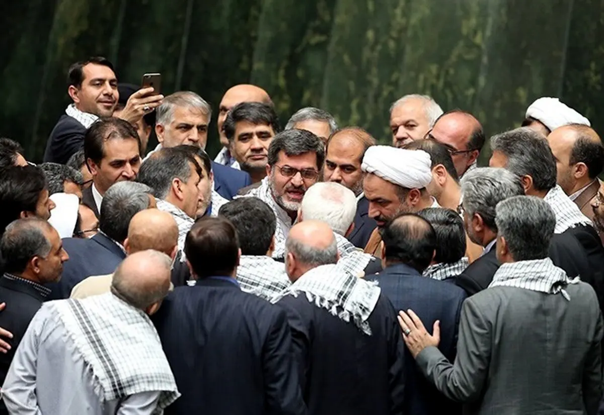 کی بود؟ کی بود؟ من نبودم/ نمایندگان یکی یکی فیلمبرداری از مشاجره دیروز مجلس را تکذیب می‌کنند