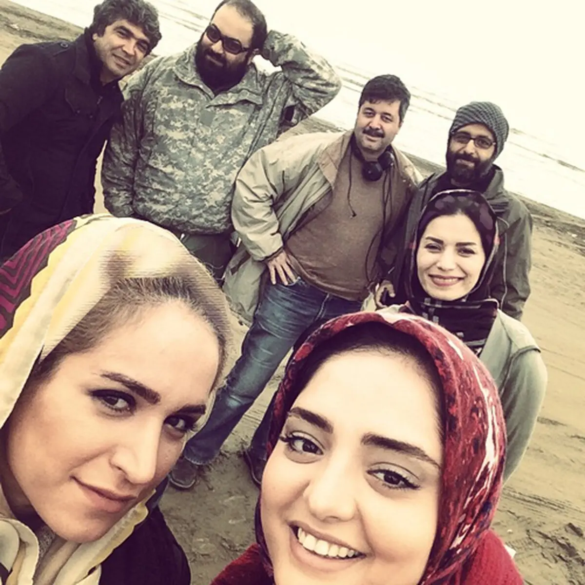 سلفی جدید نرگس محمدی در کنار همکارانش!