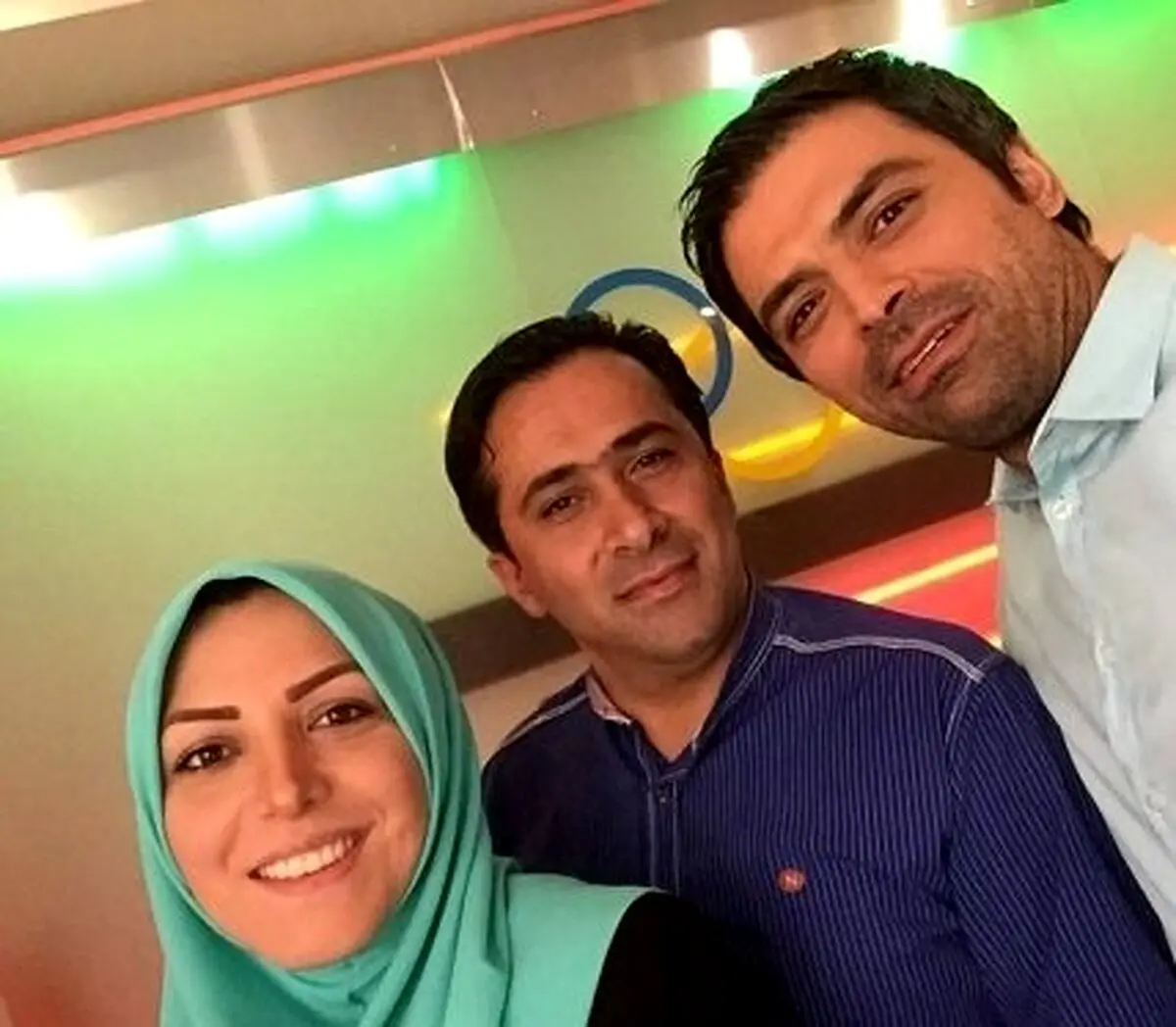 سلفی مجری تلویزیون و همسرش در استودیو/عکس