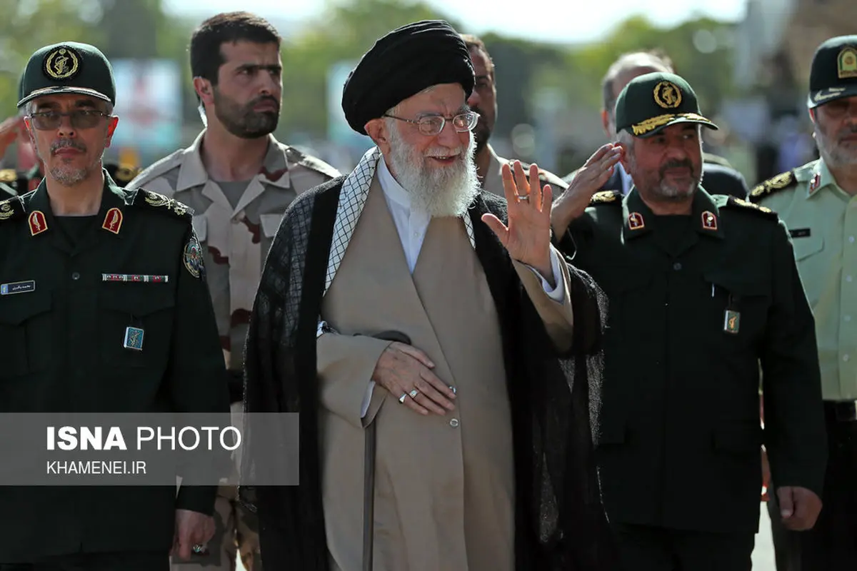 تصاویری از حضور رهبری در دانشگاه امام حسین(ع)