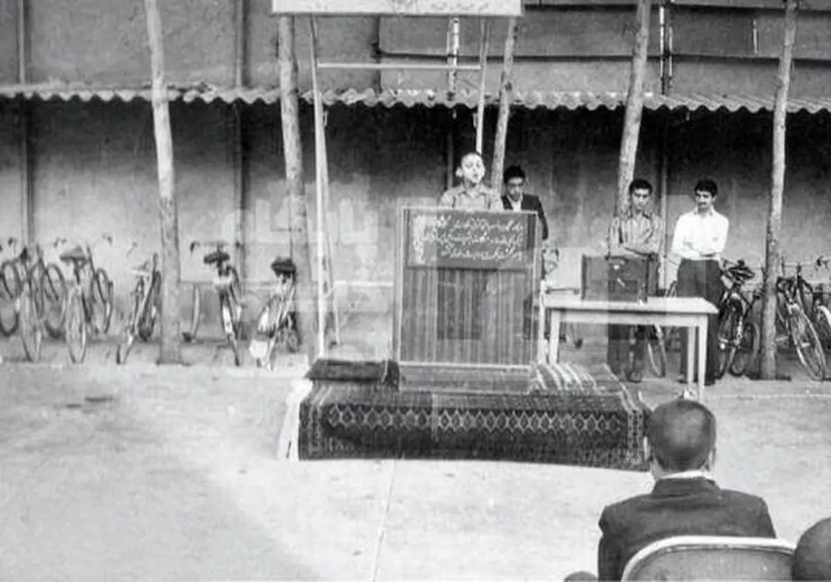 عکسی جالب از سخنرانی ظریف در 14سالگی!