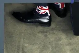 طرح متفاوت جوراب یک عضو پارلمان اروپا سوژه شد/عکس