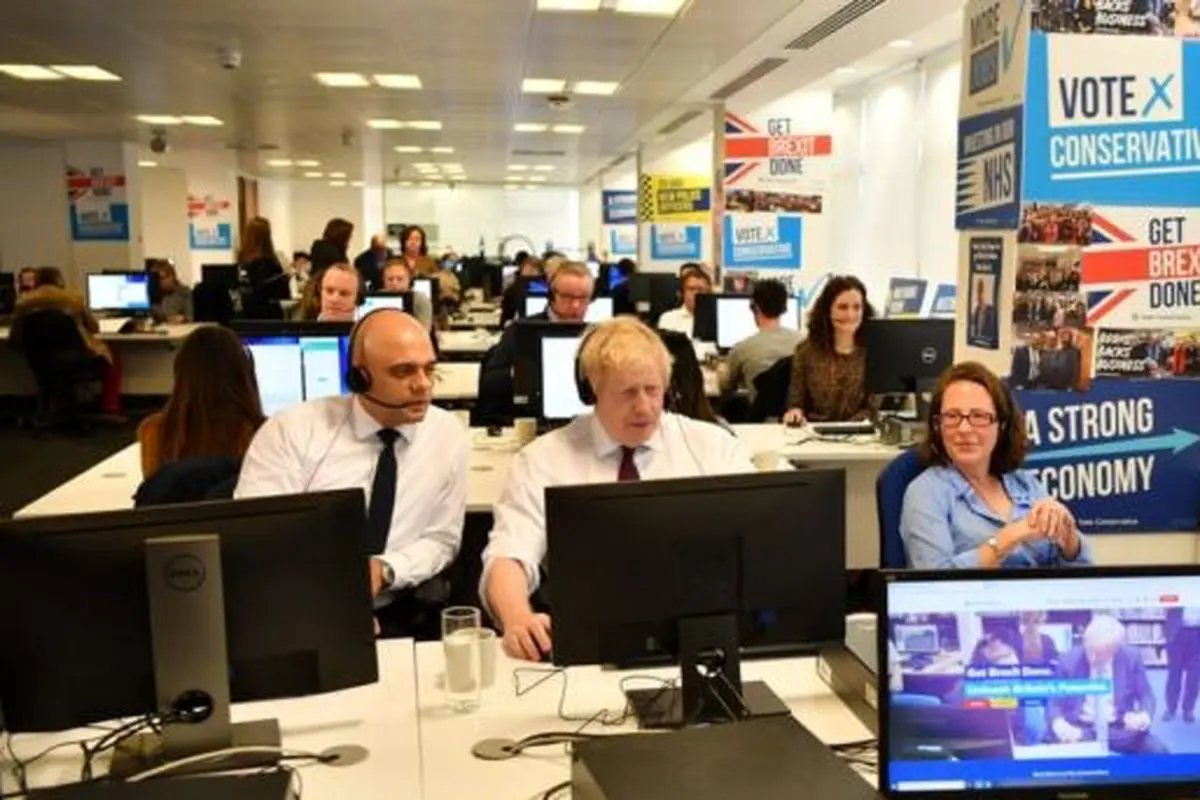 عکس / بوریس جانسون نخست وزیر بریتانیا در حال پاسخگویی به سوالات تلفنی!