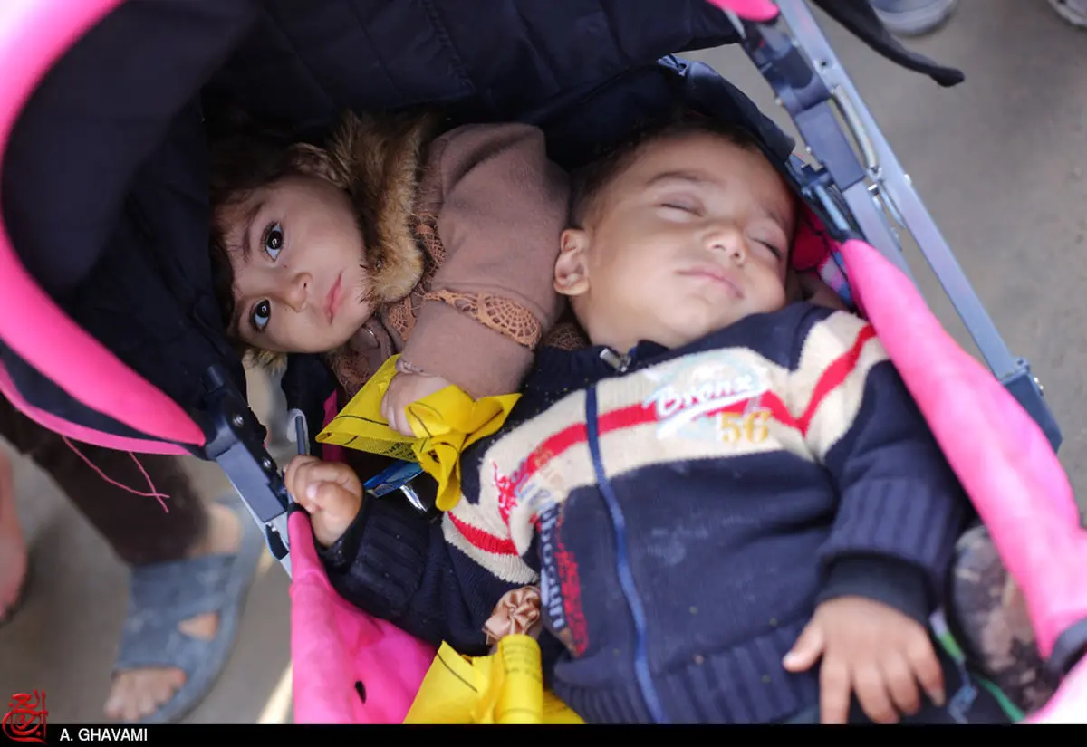 حضور کودکان با سربندهای یا حسین(ع) در پیاده روی اربعین /تصاویر