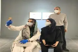 سلفی بهداشتی الهام پاوه نژاد در نمایشگاه نقاشی! + عکس