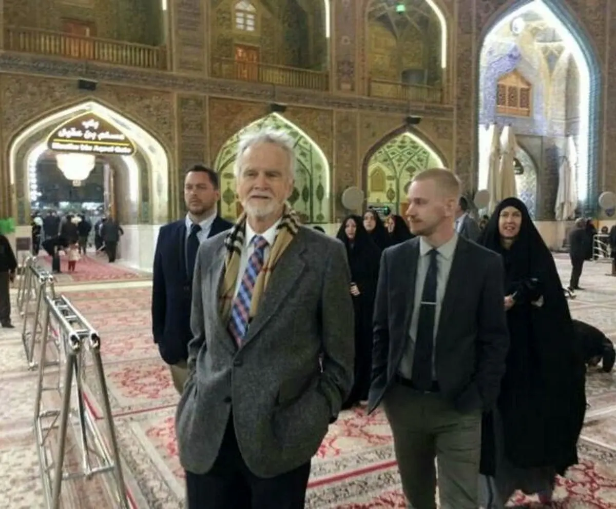 کانادایی ها در حرم امیرالمومنین(ع)/عکس