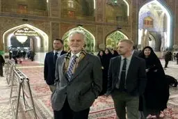 کانادایی ها در حرم امیرالمومنین(ع)/عکس