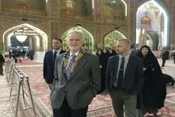 کانادایی ها در حرم امیرالمومنین(ع)/عکس