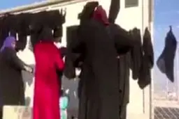 زنان موصل لباس‌های سیاه داعش را درآوردند
