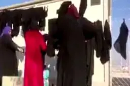 زنان موصل لباس‌های سیاه داعش را درآوردند