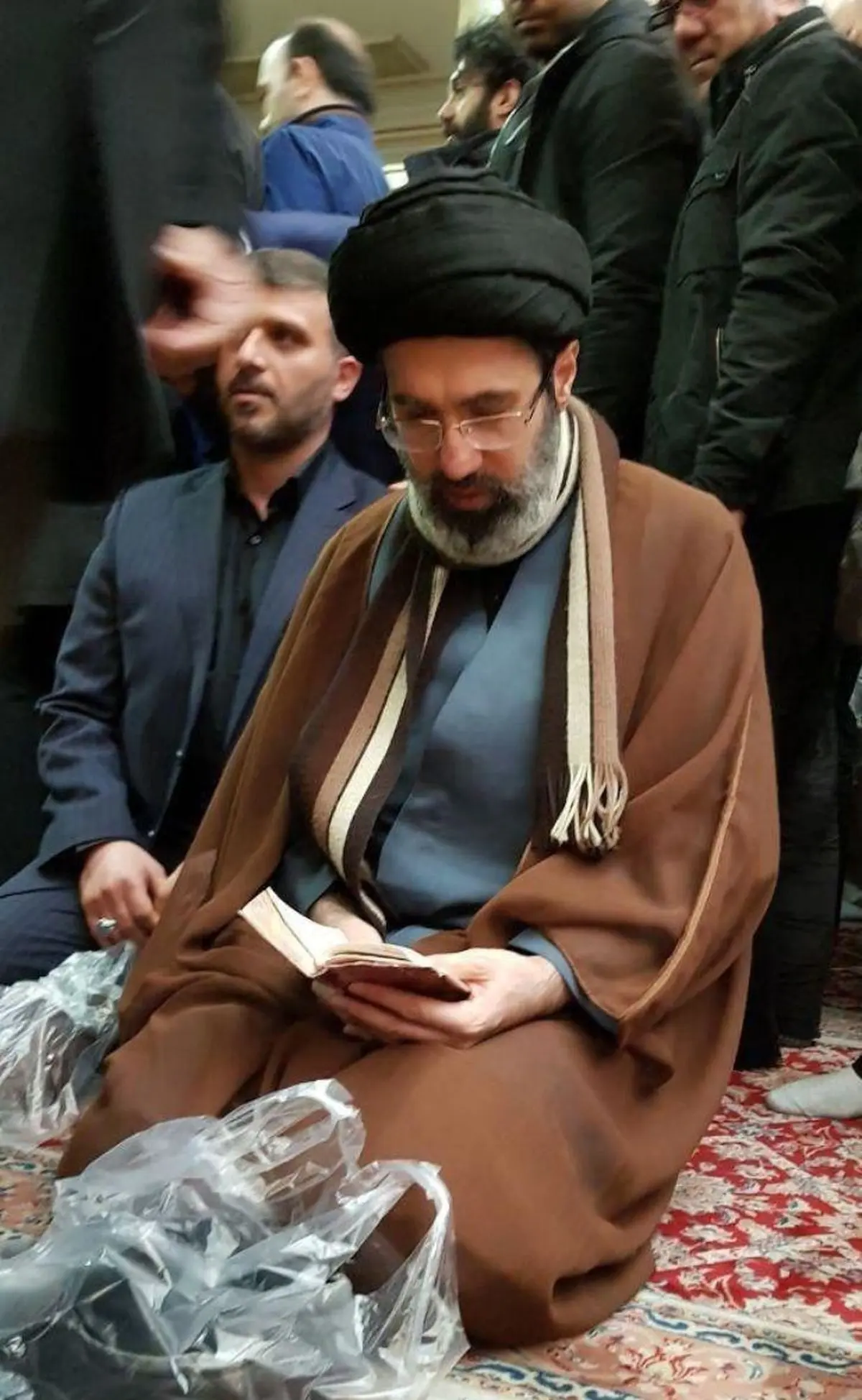 تصویری از حضور فرزند رهبر انقلاب در مجلس ختم فرزند احمد توکلی