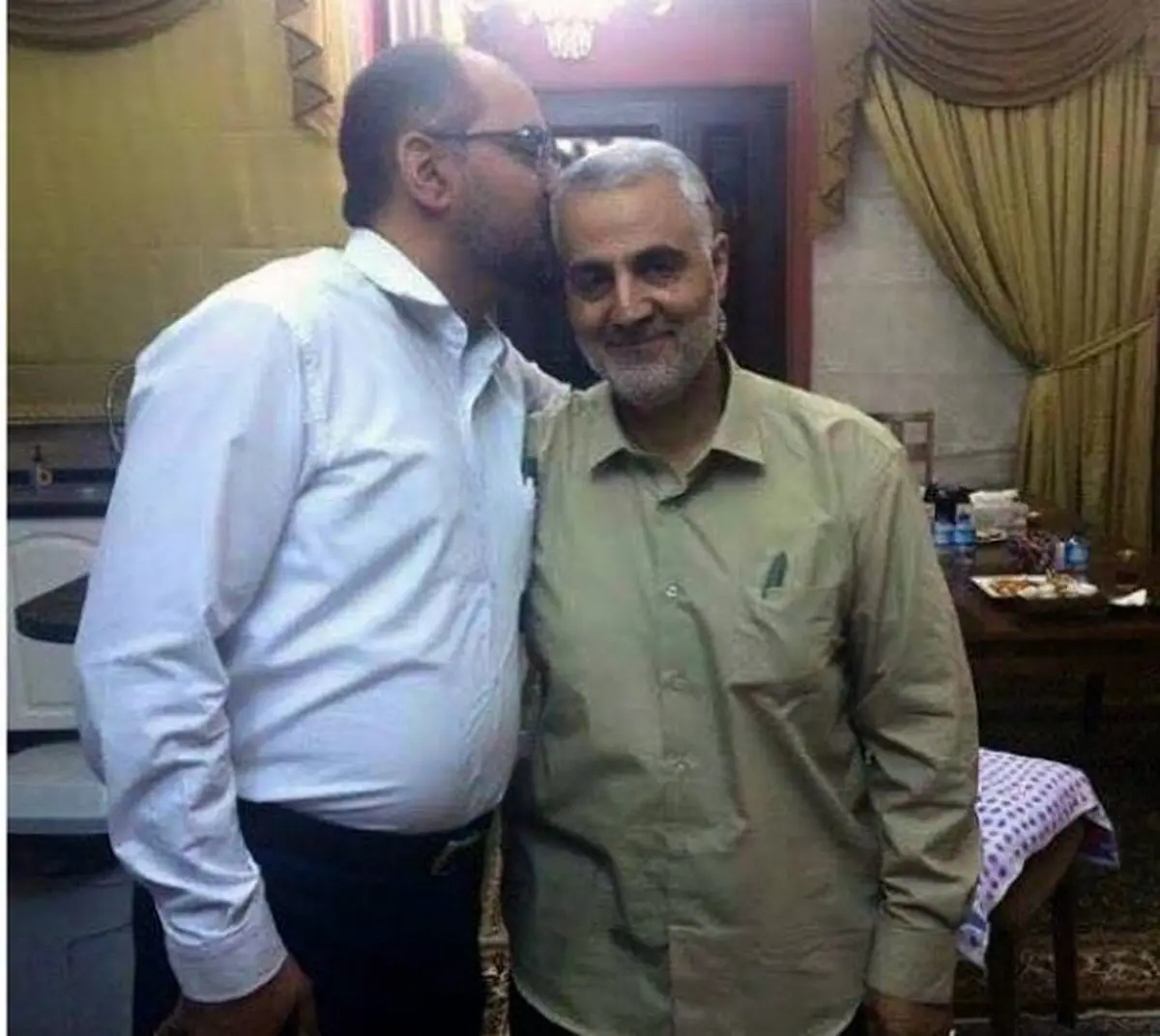 بوسه بر روی سردار سلیمانی/ عکس