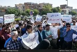 تجمع اندکی از دانشجویان دلواپس در مقابل مجلس/تصاویر