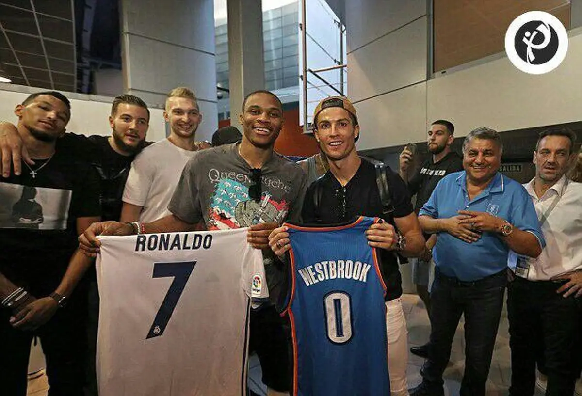 تعویض پیراهن رونالدو با ستاره بسکتبال/عکس