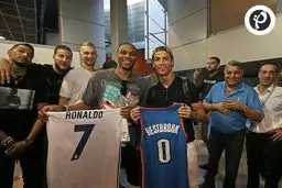 تعویض پیراهن رونالدو با ستاره بسکتبال/عکس