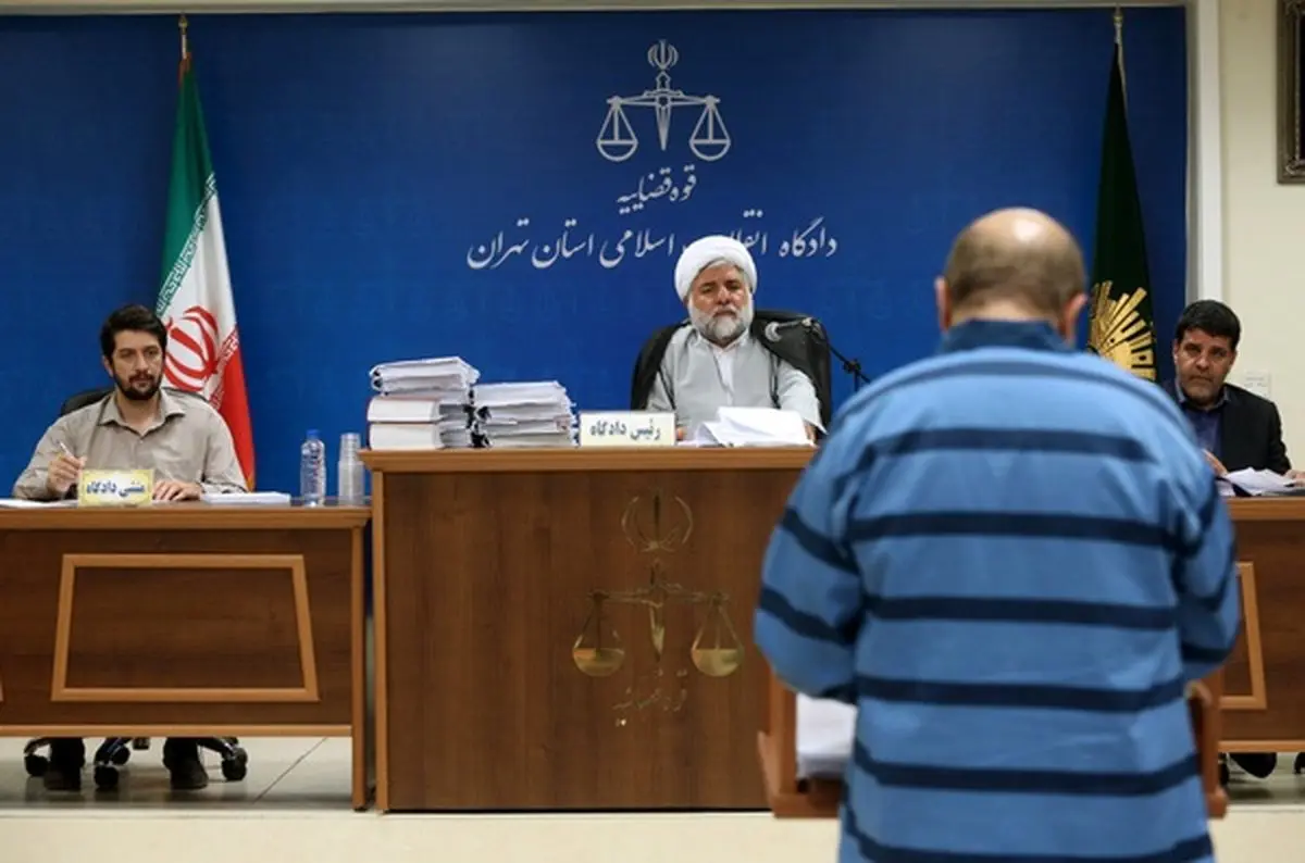 جزئیات پنجمین جلسه رسیدگی به متهمان نفتی/ قاضی: دفاع را کش ندهید،بیکار نیسیتم مدام جلسه تشکیل دهیم/متهم: به خاطر نجات ایران از تحریم به کشور آمده‌ام/مگر من مسئولان را با اسلحه تهدید کردم که به زنجانی نفت بدهند؟