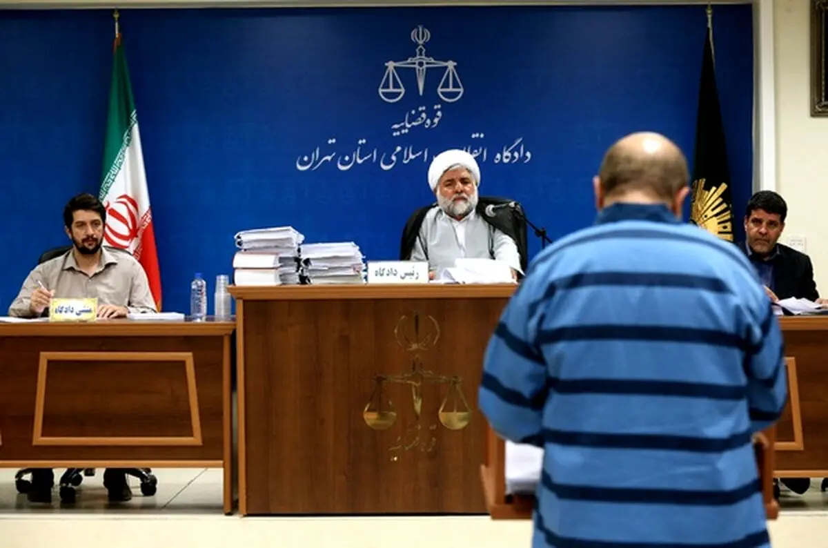 جزئیات پنجمین جلسه رسیدگی به متهمان نفتی/ قاضی: دفاع را کش ندهید،بیکار نیسیتم مدام جلسه تشکیل دهیم/متهم: به خاطر نجات ایران از تحریم به کشور آمده‌ام/مگر من مسئولان را با اسلحه تهدید کردم که به زنجانی نفت بدهند؟