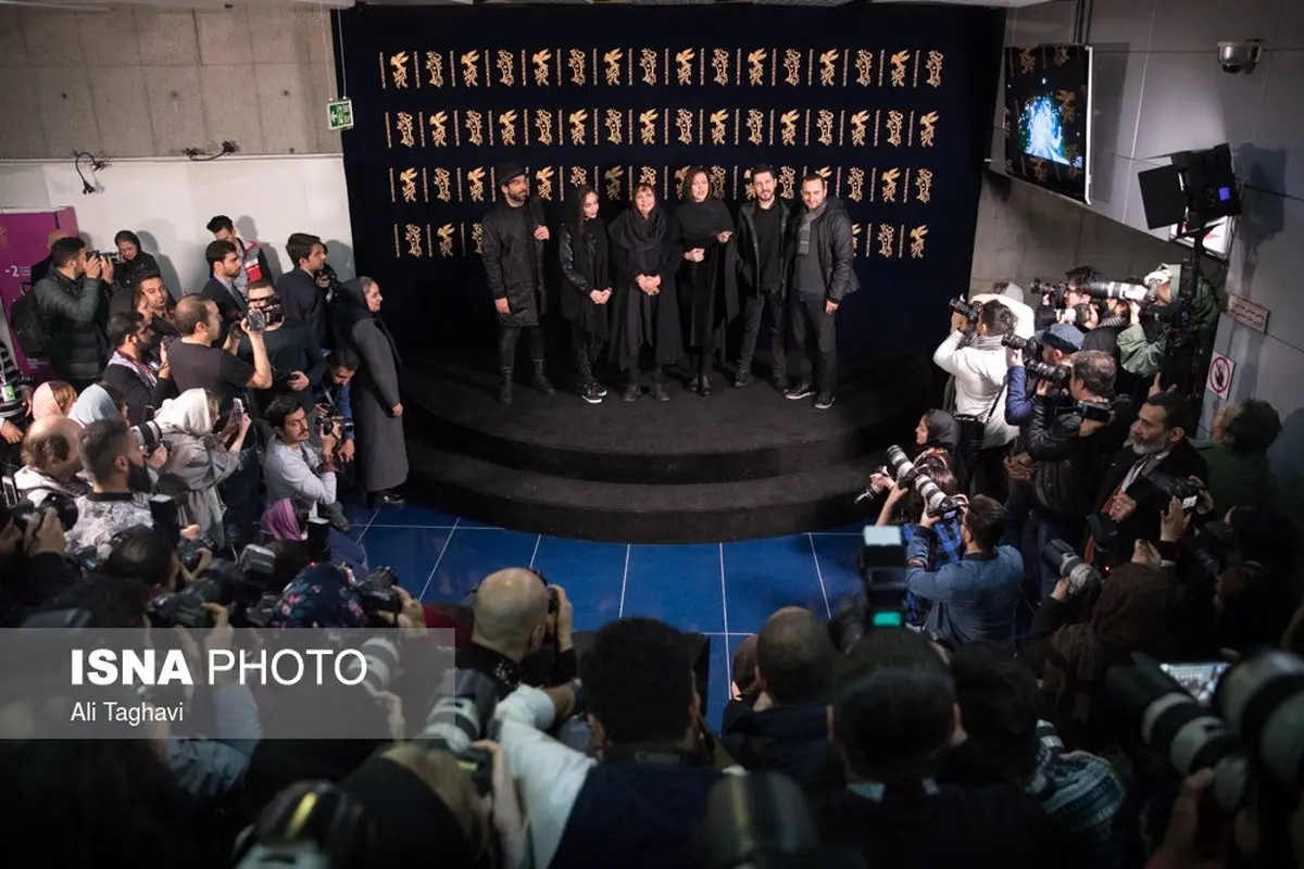 سلبریتی‌ها روی فرش قرمز جشنواره فیلم فجر/تصاویر