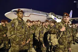 اولاند، پاریس را پادگان کرد/تصاویر