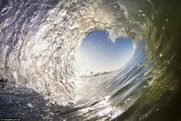 موجی در دریا به شکل قلب/عکس