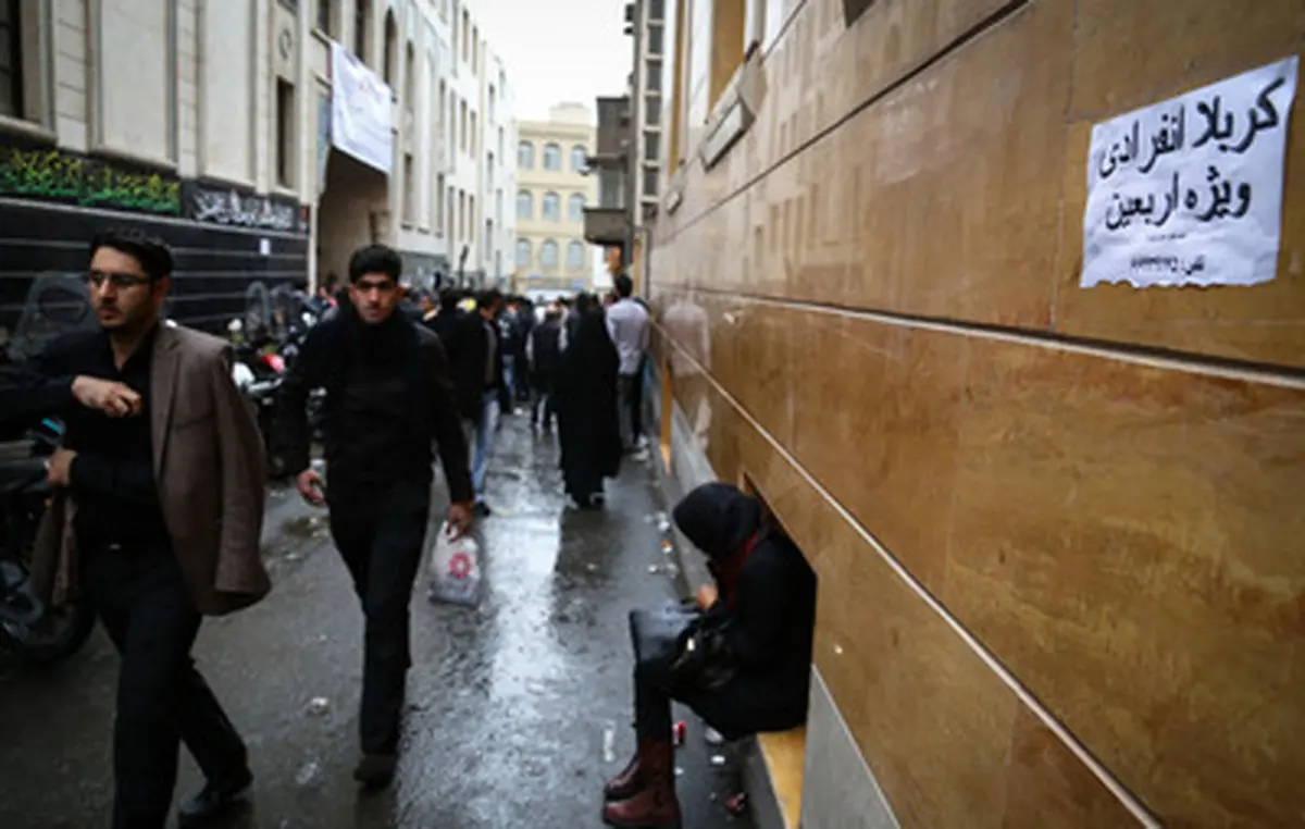 ازدحام زائران کربلا برای دریافت ویزا/ تصاویر