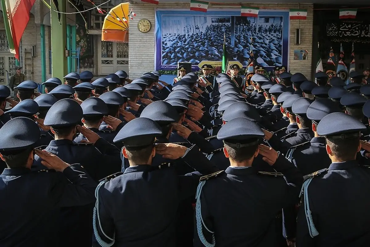 تصاوير: مراسم نمادین بیعت تاریخی کارکنان نیروی هوایی با امام خمینی (ره)