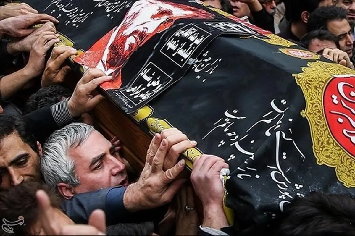 ابراهیم حاتمی‌کیا زیر تابوت فرج‌الله سلحشور/ عکس