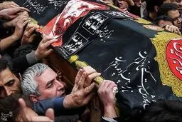 ابراهیم حاتمی‌کیا زیر تابوت فرج‌الله سلحشور/ عکس