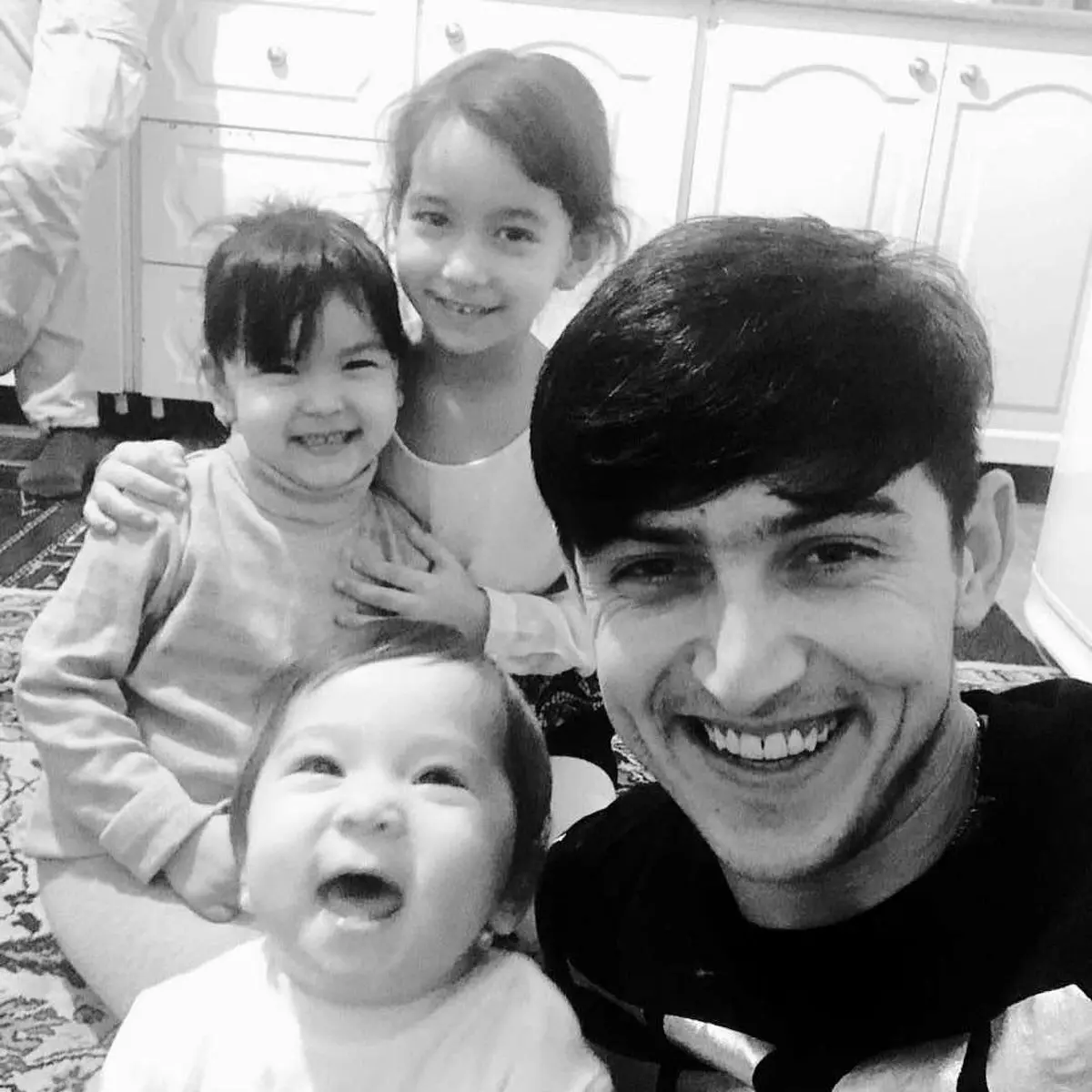 سلفی سردار آزمون با جوجه های فامیل!/عکس