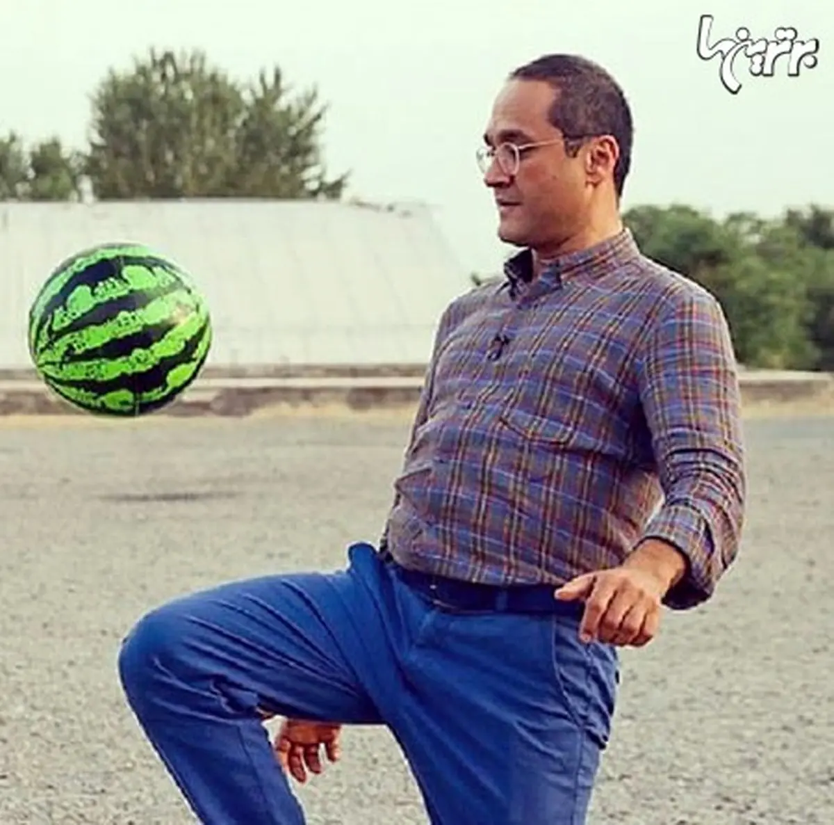 رامبد جوان در حال هنرنمایی با توپ هندوانه ای/عکس