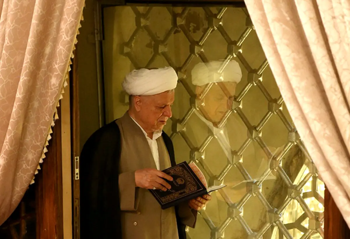 آیت‌الله در حرم امام رضا(ع)/عکس