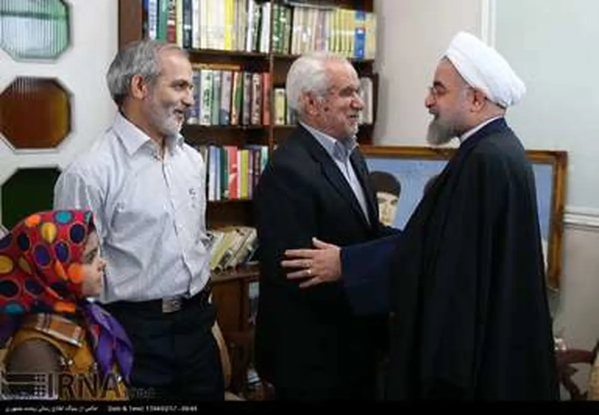 روایت تصویری از دیدار رییس جمهور با جانباز جبار همتی و خانواده شهیدان فاضل بجستانی