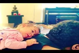 دختر خواننده مشکی پوش/عکس