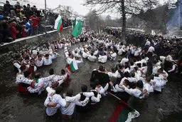 سنت عجیب مردان بلغاری/ تصاویر