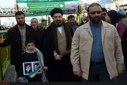 فرزند رهبری در راهپیمایی 22 بهمن/ عکس